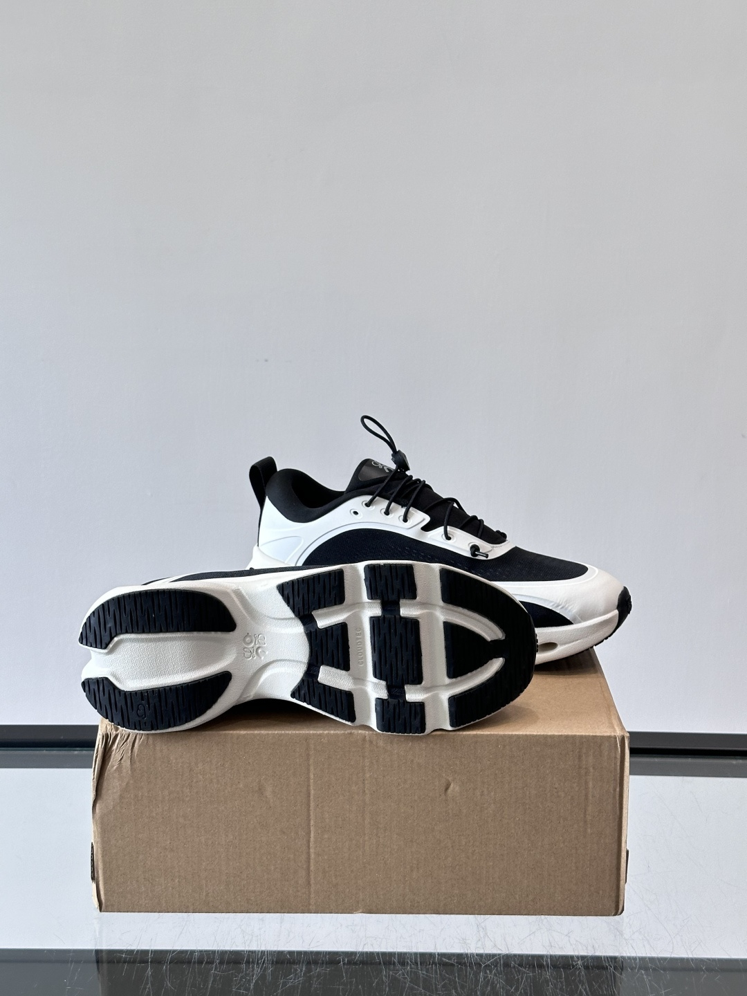 👟Loewe和On联名的Citywave运动鞋，黑白配色超百搭，鞋面透气网布➕牛皮革，轻便又舒适。厚底设
