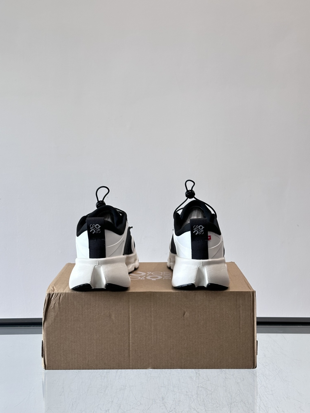 👟Loewe和On联名的Citywave运动鞋，黑白配色超百搭，鞋面透气网布➕牛皮革，轻便又舒适。厚底设