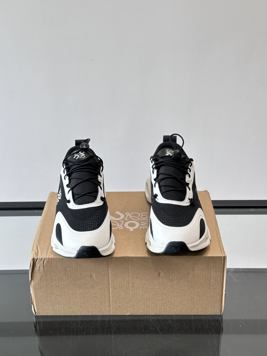👟Loewe和On联名的Citywave运动鞋，黑白配色超百搭，鞋面透气网布➕牛皮革，轻便又舒适。厚底设