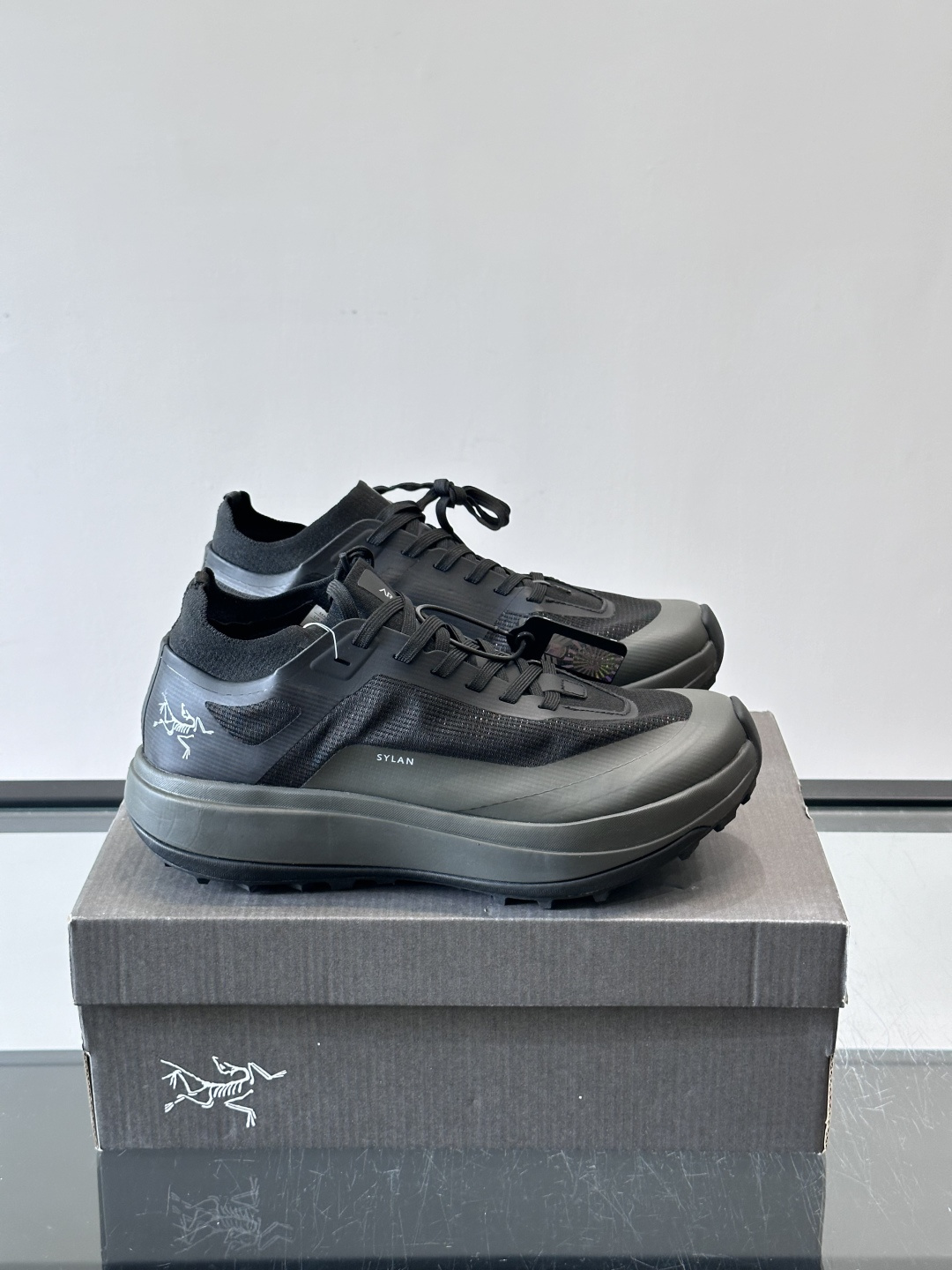 👟始祖鸟SYLAN PRO越野跑鞋专为户外设计，鞋面采用透气网布+合成革，轻便又耐穿。厚实防滑橡胶大底，