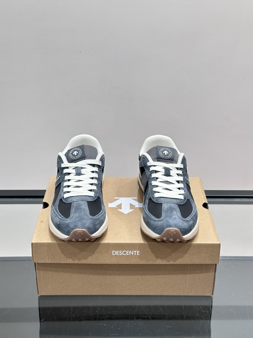 👟迪桑特CHRON VELO系列运动休闲鞋，主打简约复古风，低调又有层次感✨。鞋面采用合成革和织物，轻便