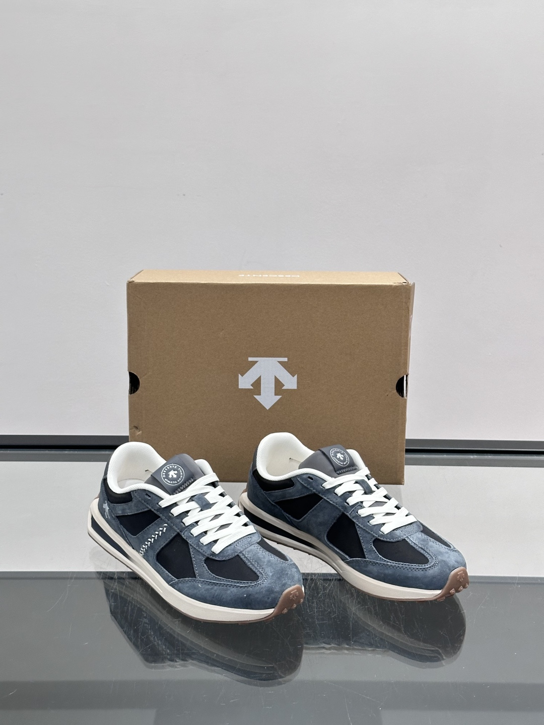 👟迪桑特CHRON VELO系列运动休闲鞋，主打简约复古风，低调又有层次感✨。鞋面采用合成革和织物，轻便