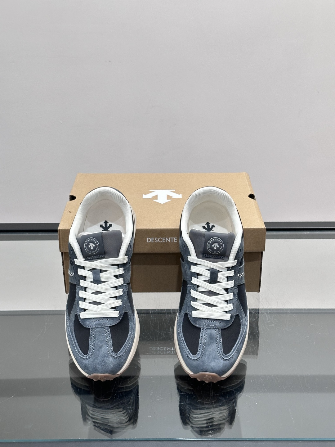 👟迪桑特CHRON VELO系列运动休闲鞋，主打简约复古风，低调又有层次感✨。鞋面采用合成革和织物，轻便