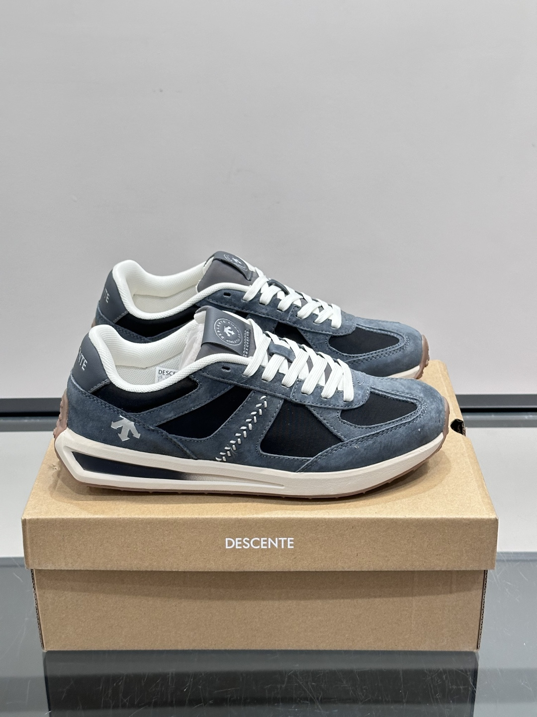 👟迪桑特CHRON VELO系列运动休闲鞋，主打简约复古风，低调又有层次感✨。鞋面采用合成革和织物，轻便