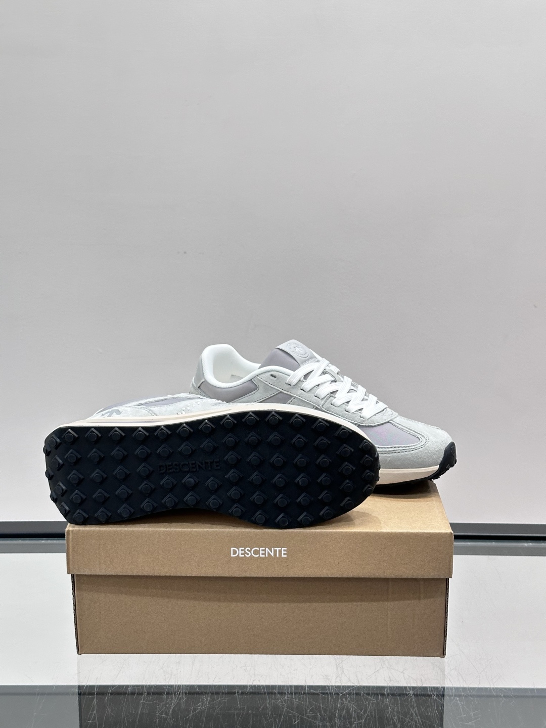 👟迪桑特CHRON VELO系列运动休闲鞋，主打简约复古风，低调又有层次感✨。鞋面采用合成革和织物，轻便