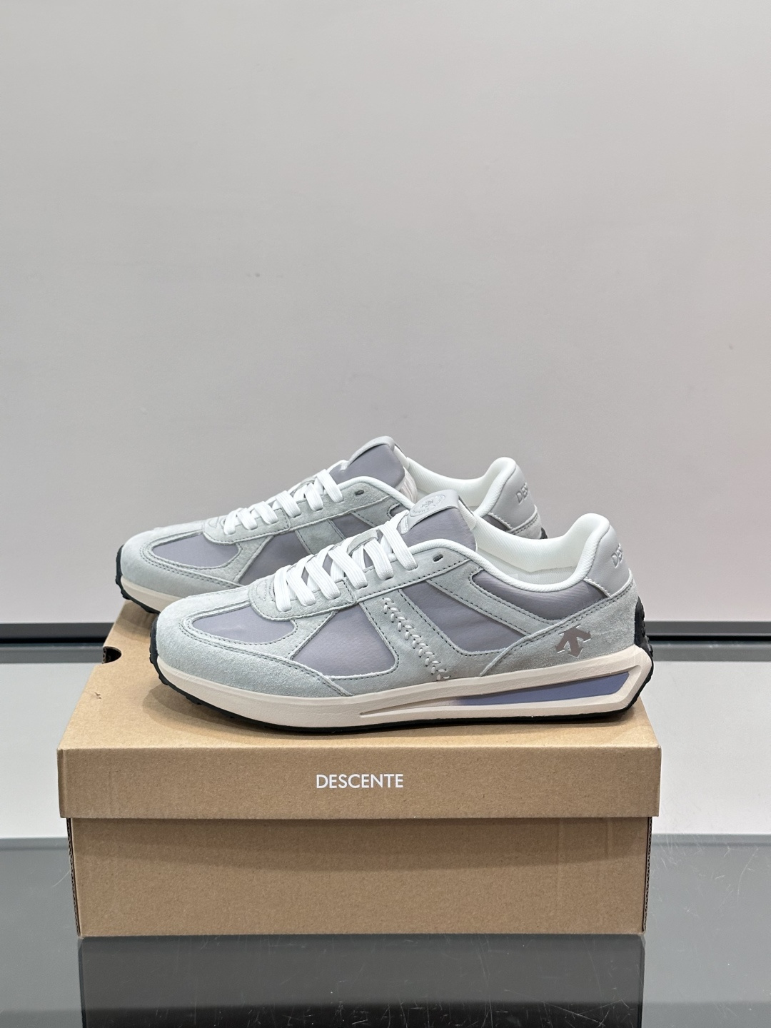 👟迪桑特CHRON VELO系列运动休闲鞋，主打简约复古风，低调又有层次感✨。鞋面采用合成革和织物，轻便
