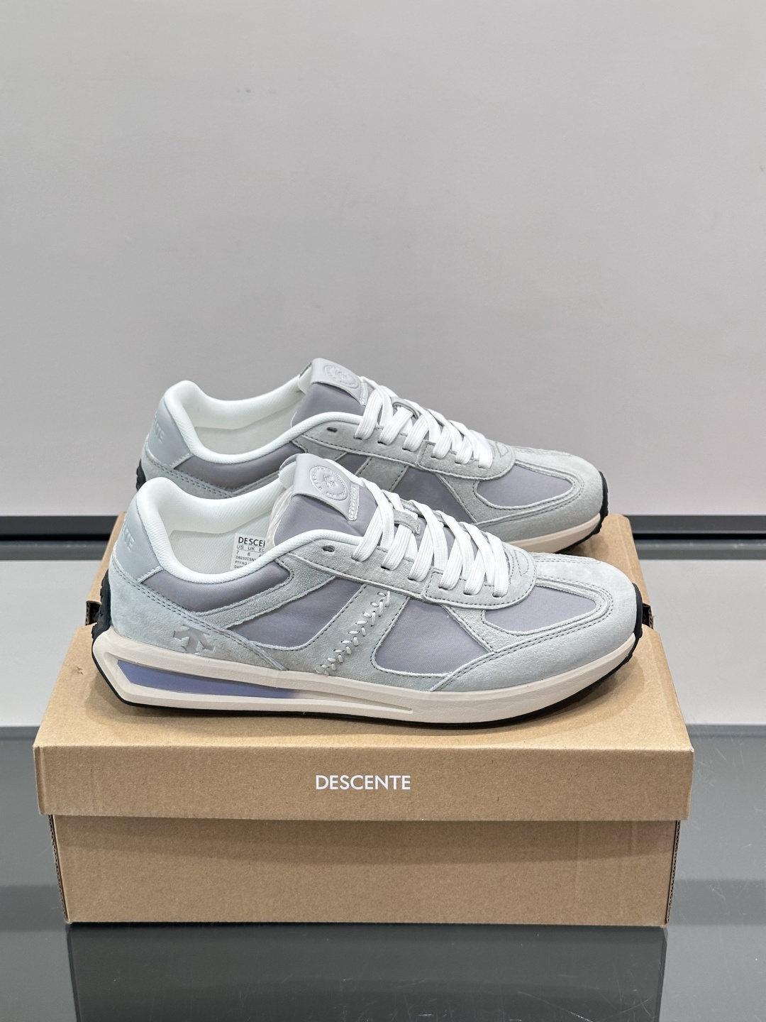 👟迪桑特CHRON VELO系列运动休闲鞋，主打简约复古风，低调又有层次感✨。鞋面采用合成革和织物，轻便