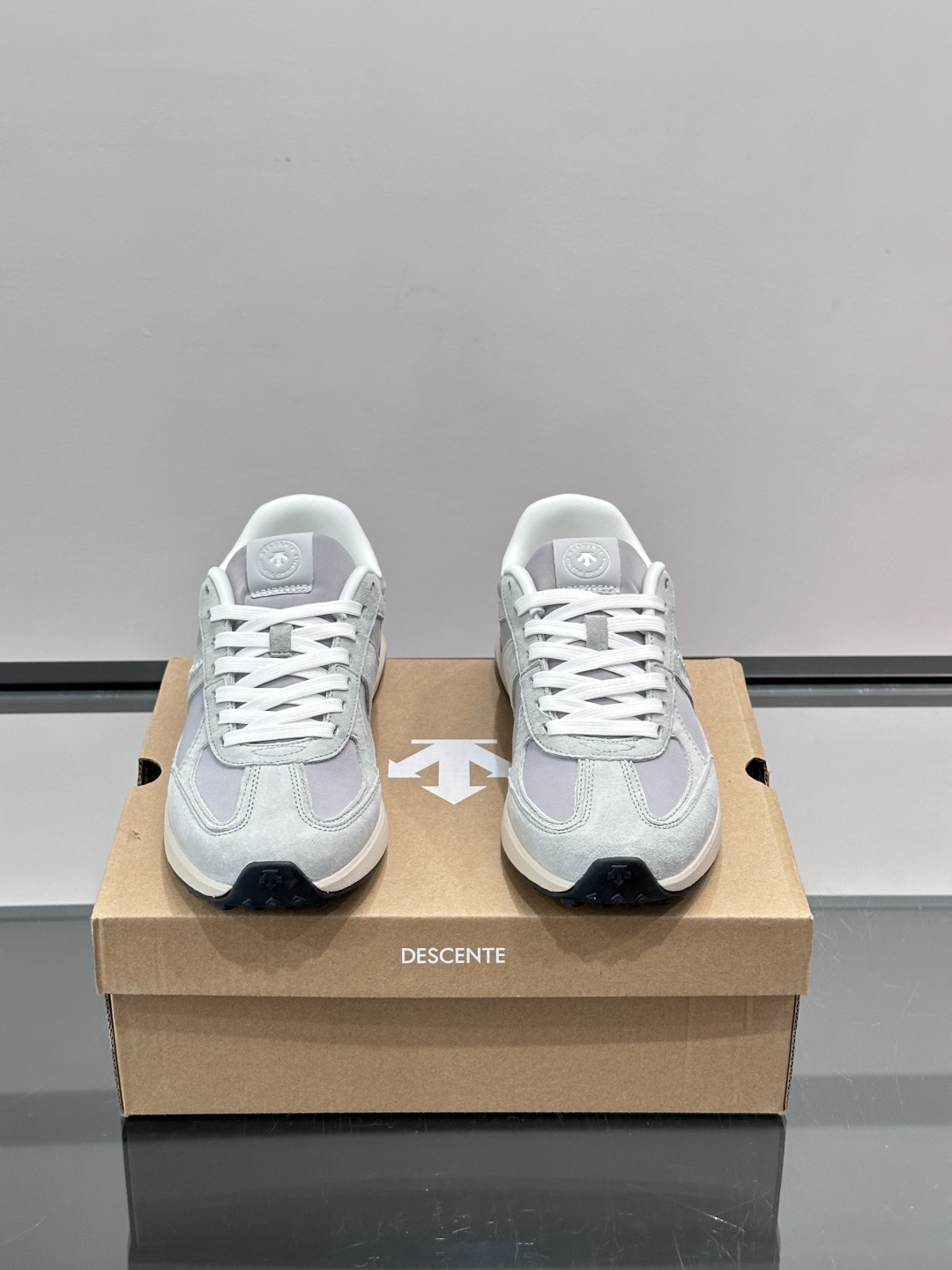 👟迪桑特CHRON VELO系列运动休闲鞋，主打简约复古风，低调又有层次感✨。鞋面采用合成革和织物，轻便