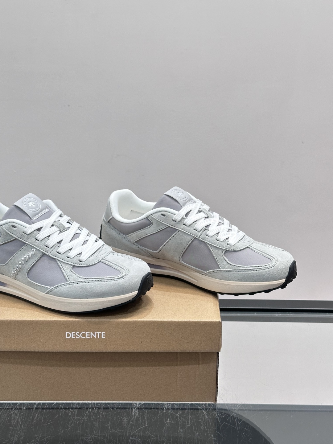 👟迪桑特CHRON VELO系列运动休闲鞋，主打简约复古风，低调又有层次感✨。鞋面采用合成革和织物，轻便