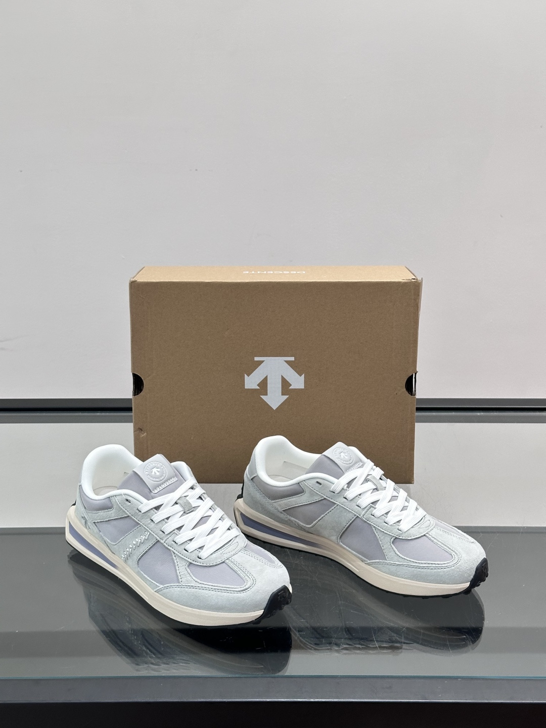👟迪桑特CHRON VELO系列运动休闲鞋，主打简约复古风，低调又有层次感✨。鞋面采用合成革和织物，轻便