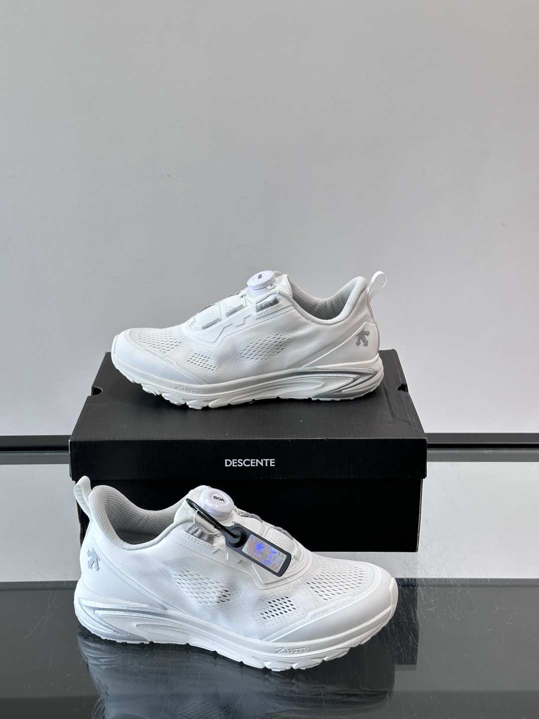👟迪桑特D/F WIRE 3.0流体鞋,主打流线型设计和科技感,鞋面大面积透气网眼,轻盈舒适,适合长时间 👟迪桑特D/F WIRE 3.0流体鞋,主打流线型设计和科技感,鞋面大面积透气网眼,轻盈舒适,适合长时间
