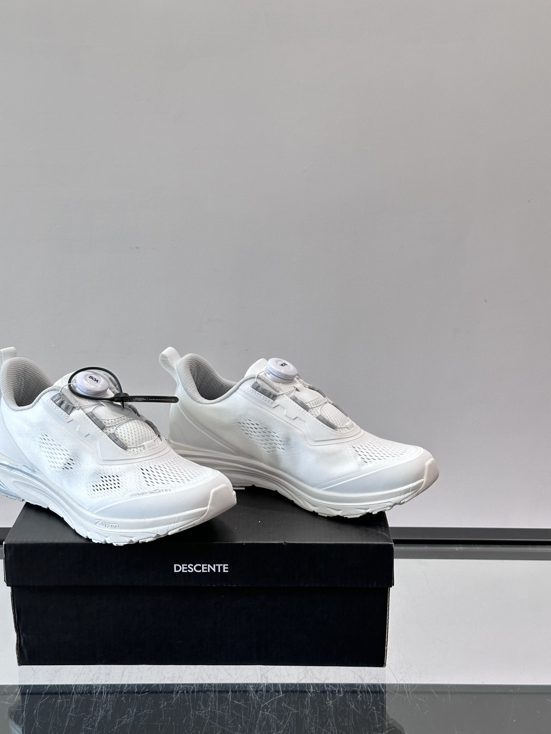 👟迪桑特D/F WIRE 3.0流体鞋,主打流线型设计和科技感,鞋面大面积透气网眼,轻盈舒适,适合长时间 👟迪桑特D/F WIRE 3.0流体鞋,主打流线型设计和科技感,鞋面大面积透气网眼,轻盈舒适,适合长时间