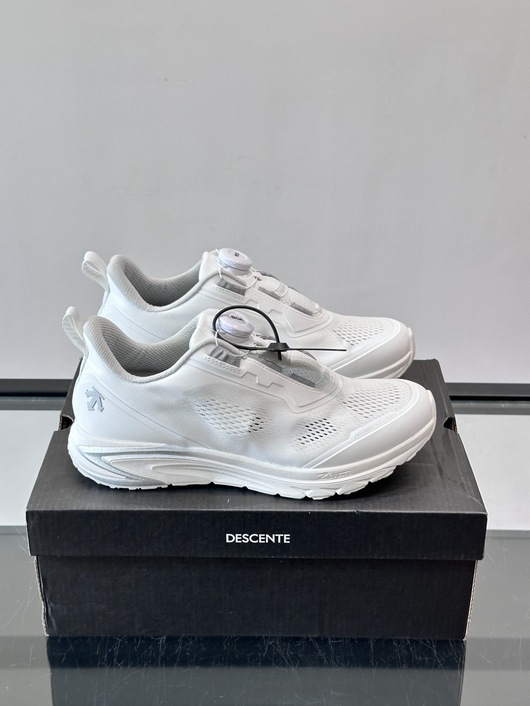 👟迪桑特D/F WIRE 3.0流体鞋，主打流线型设计和科技感，鞋面大面积透气网眼，轻盈舒适，适合长时间