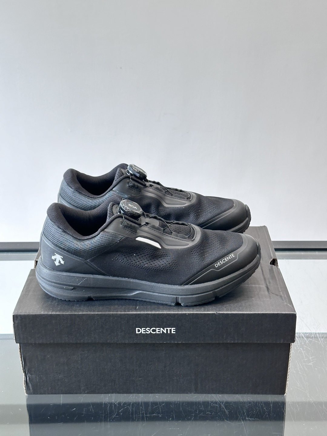 👟迪桑特BOA旋扣运动鞋，黑色网面+牛皮革拼接，透气又耐穿！BOA旋钮设计，穿脱超方便，贴合度满分✨。橡