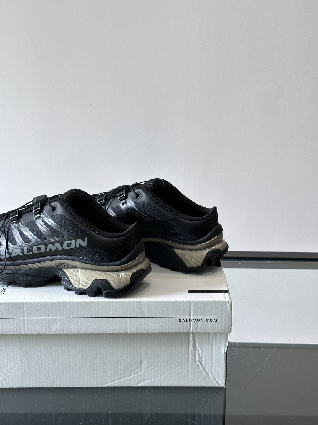 ​​Salomon（萨洛蒙）​​  ​​XT-4​​ 越野跑鞋情侣款👫，渐变和多色细节，鞋底有明显的齿状