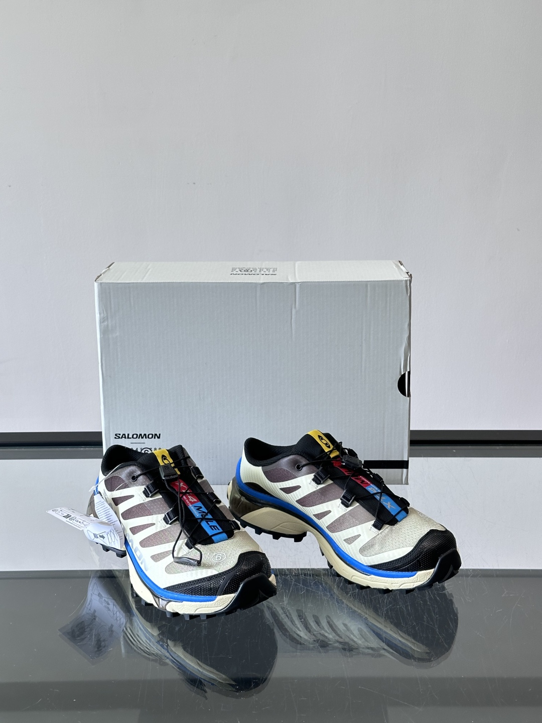 ​​Salomon（萨洛蒙）​​  ​​XT-4​​ 越野跑鞋情侣款👫，渐变和多色细节，鞋底有明显的齿状