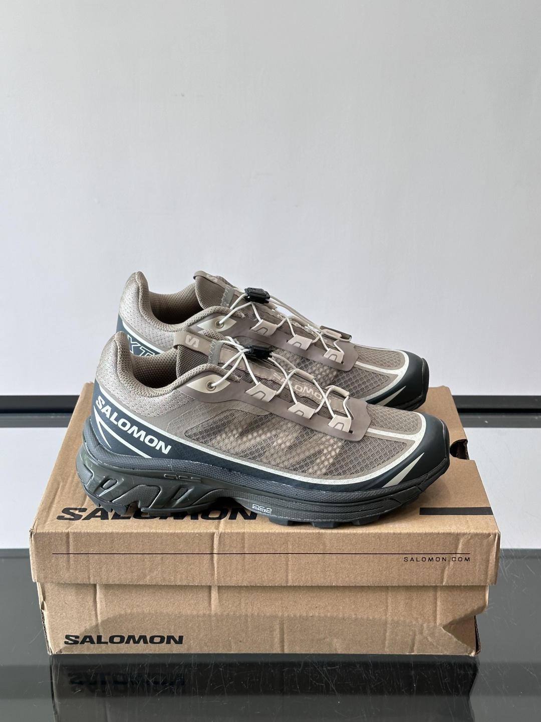 ​​Salomon XT-6 FT​​，情侣款👫复古卡其/灰褐色配色。鞋面是大网眼设计，透气性很好，夏天