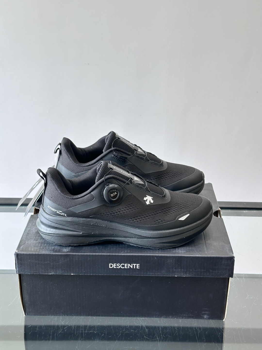 DESCENTE（迪桑特）​​ LAVITATE 3.0 WIRE​​ 跑鞋，全黑配色，带 BOA 旋钮