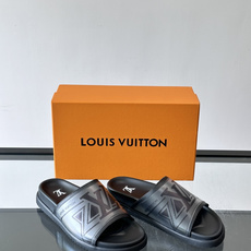 💙LV 拖鞋采用经Monogram经典logo➕橡胶鞋底,简约又有辨识度✨。开放式鞋面设计,夏天穿超透气 💙LV 拖鞋采用经Monogram经典logo➕橡胶鞋底,简约又有辨识度✨。开放式鞋面设计,夏天穿超透气