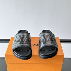 💙LV 拖鞋采用经Monogram经典logo➕橡胶鞋底,简约又有辨识度✨。开放式鞋面设计,夏天穿超透气 💙LV 拖鞋采用经Monogram经典logo➕橡胶鞋底,简约又有辨识度✨。开放式鞋面设计,夏天穿超透气