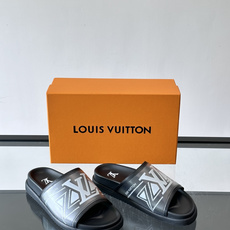 💙LV 拖鞋采用经Monogram经典logo➕橡胶鞋底,简约又有辨识度✨。开放式鞋面设计,夏天穿超透气 💙LV 拖鞋采用经Monogram经典logo➕橡胶鞋底,简约又有辨识度✨。开放式鞋面设计,夏天穿超透气