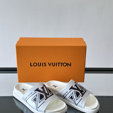 💙LV 拖鞋采用经Monogram经典logo➕橡胶鞋底,简约又有辨识度✨。开放式鞋面设计,夏天穿超透气 💙LV 拖鞋采用经Monogram经典logo➕橡胶鞋底,简约又有辨识度✨。开放式鞋面设计,夏天穿超透气