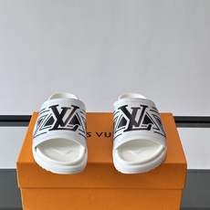 💙LV 拖鞋采用经Monogram经典logo➕橡胶鞋底,简约又有辨识度✨。开放式鞋面设计,夏天穿超透气 💙LV 拖鞋采用经Monogram经典logo➕橡胶鞋底,简约又有辨识度✨。开放式鞋面设计,夏天穿超透气