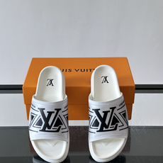 💙LV 拖鞋采用经Monogram经典logo➕橡胶鞋底,简约又有辨识度✨。开放式鞋面设计,夏天穿超透气 💙LV 拖鞋采用经Monogram经典logo➕橡胶鞋底,简约又有辨识度✨。开放式鞋面设计,夏天穿超透气
