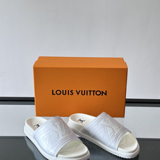 💙LV 拖鞋采用经Monogram经典logo➕橡胶鞋底,简约又有辨识度✨。开放式鞋面设计,夏天穿超透气 💙LV 拖鞋采用经Monogram经典logo➕橡胶鞋底,简约又有辨识度✨。开放式鞋面设计,夏天穿超透气