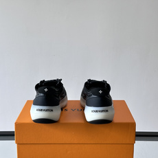 LV SPrint 运动鞋,网面鞋身搭配灰色 Monogram 三角形图案,白色厚底,鞋舌有 L LV SPrint 运动鞋,网面鞋身搭配灰色 Monogram 三角形图案,白色厚底,鞋舌有 L
