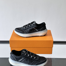 LV SPrint 运动鞋,网面鞋身搭配灰色 Monogram 三角形图案,白色厚底,鞋舌有 L LV SPrint 运动鞋,网面鞋身搭配灰色 Monogram 三角形图案,白色厚底,鞋舌有 L