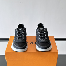 LV SPrint 运动鞋,网面鞋身搭配灰色 Monogram 三角形图案,白色厚底,鞋舌有 L LV SPrint 运动鞋,网面鞋身搭配灰色 Monogram 三角形图案,白色厚底,鞋舌有 L