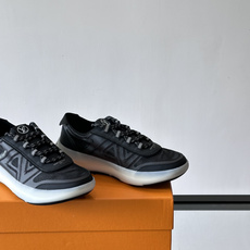 LV SPrint 运动鞋,网面鞋身搭配灰色 Monogram 三角形图案,白色厚底,鞋舌有 L LV SPrint 运动鞋,网面鞋身搭配灰色 Monogram 三角形图案,白色厚底,鞋舌有 L