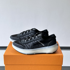 LV SPrint 运动鞋,网面鞋身搭配灰色 Monogram 三角形图案,白色厚底,鞋舌有 L LV SPrint 运动鞋,网面鞋身搭配灰色 Monogram 三角形图案,白色厚底,鞋舌有 L