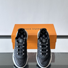 LV SPrint 运动鞋,网面鞋身搭配灰色 Monogram 三角形图案,白色厚底,鞋舌有 L LV SPrint 运动鞋,网面鞋身搭配灰色 Monogram 三角形图案,白色厚底,鞋舌有 L