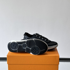 LV SPrint 运动鞋,网面鞋身搭配灰色 Monogram 三角形图案,白色厚底,鞋舌有 L LV SPrint 运动鞋,网面鞋身搭配灰色 Monogram 三角形图案,白色厚底,鞋舌有 L