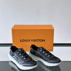 LV SPrint 运动鞋,网面鞋身搭配灰色 Monogram 三角形图案,白色厚底,鞋舌有 L LV SPrint 运动鞋,网面鞋身搭配灰色 Monogram 三角形图案,白色厚底,鞋舌有 L