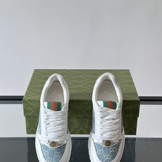 Gucci RE-WEB 运动鞋,白色为主色调,鞋面是 Gucci 老花帆布拼接皮革,鞋舌有红蓝织带 Gucci RE-WEB 运动鞋,白色为主色调,鞋面是 Gucci 老花帆布拼接皮革,鞋舌有红蓝织带