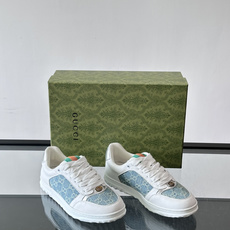 Gucci RE-WEB 运动鞋,白色为主色调,鞋面是 Gucci 老花帆布拼接皮革,鞋舌有红蓝织带 Gucci RE-WEB 运动鞋,白色为主色调,鞋面是 Gucci 老花帆布拼接皮革,鞋舌有红蓝织带