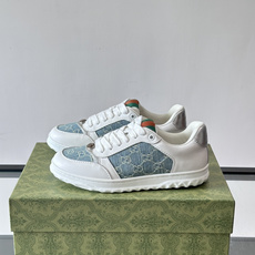 Gucci RE-WEB 运动鞋,白色为主色调,鞋面是 Gucci 老花帆布拼接皮革,鞋舌有红蓝织带 Gucci RE-WEB 运动鞋,白色为主色调,鞋面是 Gucci 老花帆布拼接皮革,鞋舌有红蓝织带