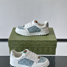Gucci RE-WEB 运动鞋,白色为主色调,鞋面是 Gucci 老花帆布拼接皮革,鞋舌有红蓝织带 Gucci RE-WEB 运动鞋,白色为主色调,鞋面是 Gucci 老花帆布拼接皮革,鞋舌有红蓝织带