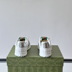 Gucci RE-WEB 运动鞋,白色为主色调,鞋面是 Gucci 老花帆布拼接皮革,鞋舌有红蓝织带 Gucci RE-WEB 运动鞋,白色为主色调,鞋面是 Gucci 老花帆布拼接皮革,鞋舌有红蓝织带