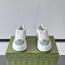Gucci RE-WEB 运动鞋,白色为主色调,鞋面是 Gucci 老花帆布拼接皮革,鞋舌有红蓝织带 Gucci RE-WEB 运动鞋,白色为主色调,鞋面是 Gucci 老花帆布拼接皮革,鞋舌有红蓝织带