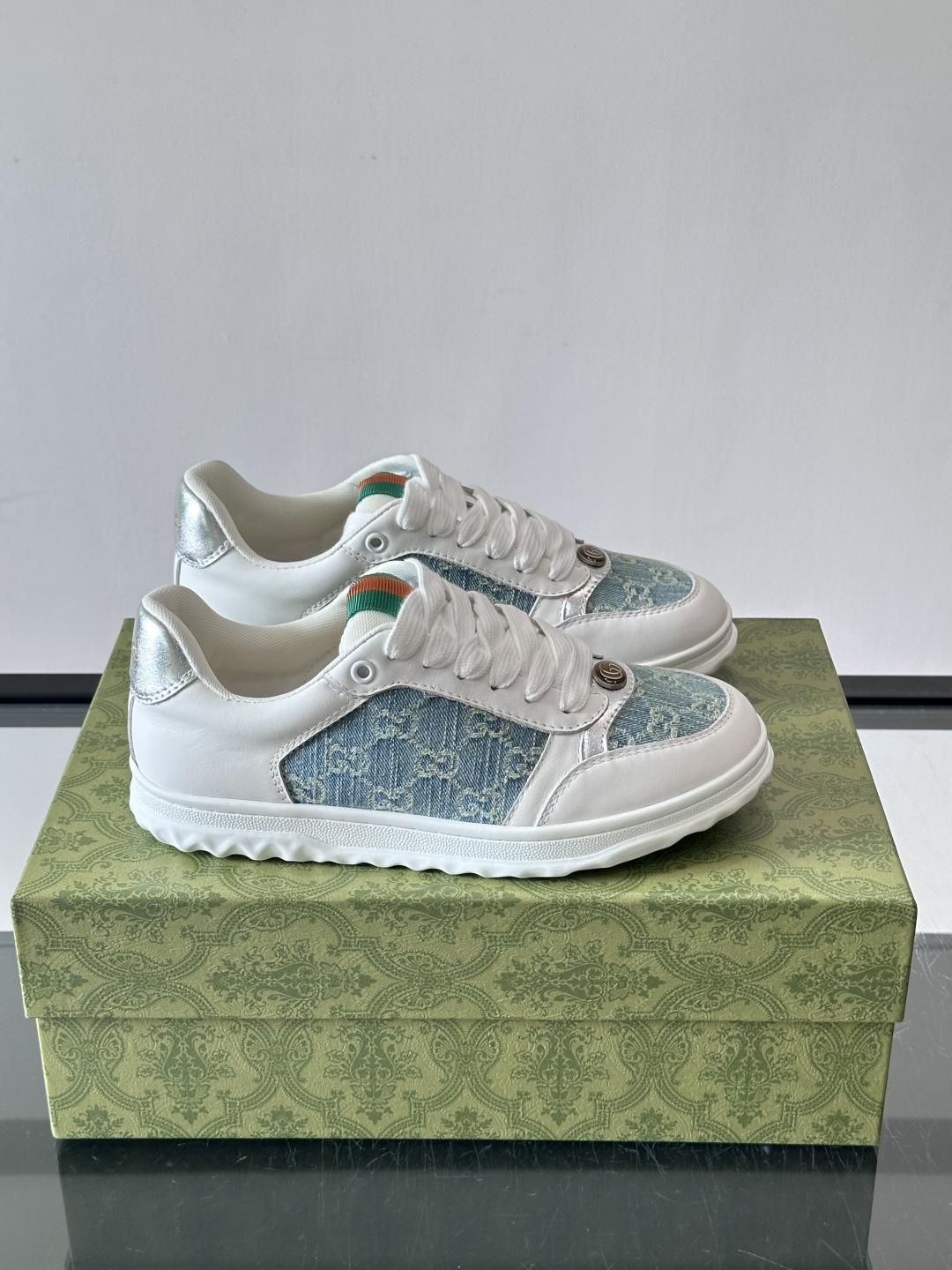 Gucci RE-WEB 运动鞋​​，白色为主色调，鞋面是 Gucci 老花帆布拼接皮革，鞋舌有红蓝织带