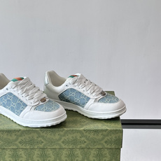 Gucci RE-WEB 运动鞋,白色为主色调,鞋面是 Gucci 老花帆布拼接皮革,鞋舌有红蓝织带 Gucci RE-WEB 运动鞋,白色为主色调,鞋面是 Gucci 老花帆布拼接皮革,鞋舌有红蓝织带