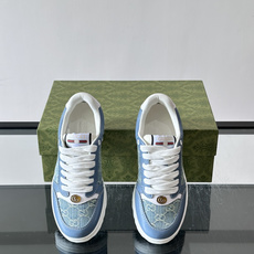 Gucci RE-WEB 运动鞋,白色为主色调,鞋面是 Gucci 老花帆布拼接皮革,鞋舌有红蓝织带 Gucci RE-WEB 运动鞋,白色为主色调,鞋面是 Gucci 老花帆布拼接皮革,鞋舌有红蓝织带