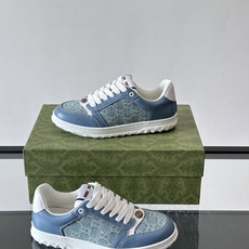 Gucci RE-WEB 运动鞋,白色为主色调,鞋面是 Gucci 老花帆布拼接皮革,鞋舌有红蓝织带 Gucci RE-WEB 运动鞋,白色为主色调,鞋面是 Gucci 老花帆布拼接皮革,鞋舌有红蓝织带