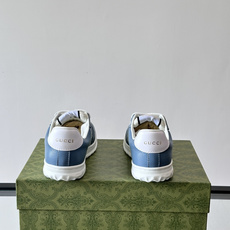 Gucci RE-WEB 运动鞋,白色为主色调,鞋面是 Gucci 老花帆布拼接皮革,鞋舌有红蓝织带 Gucci RE-WEB 运动鞋,白色为主色调,鞋面是 Gucci 老花帆布拼接皮革,鞋舌有红蓝织带