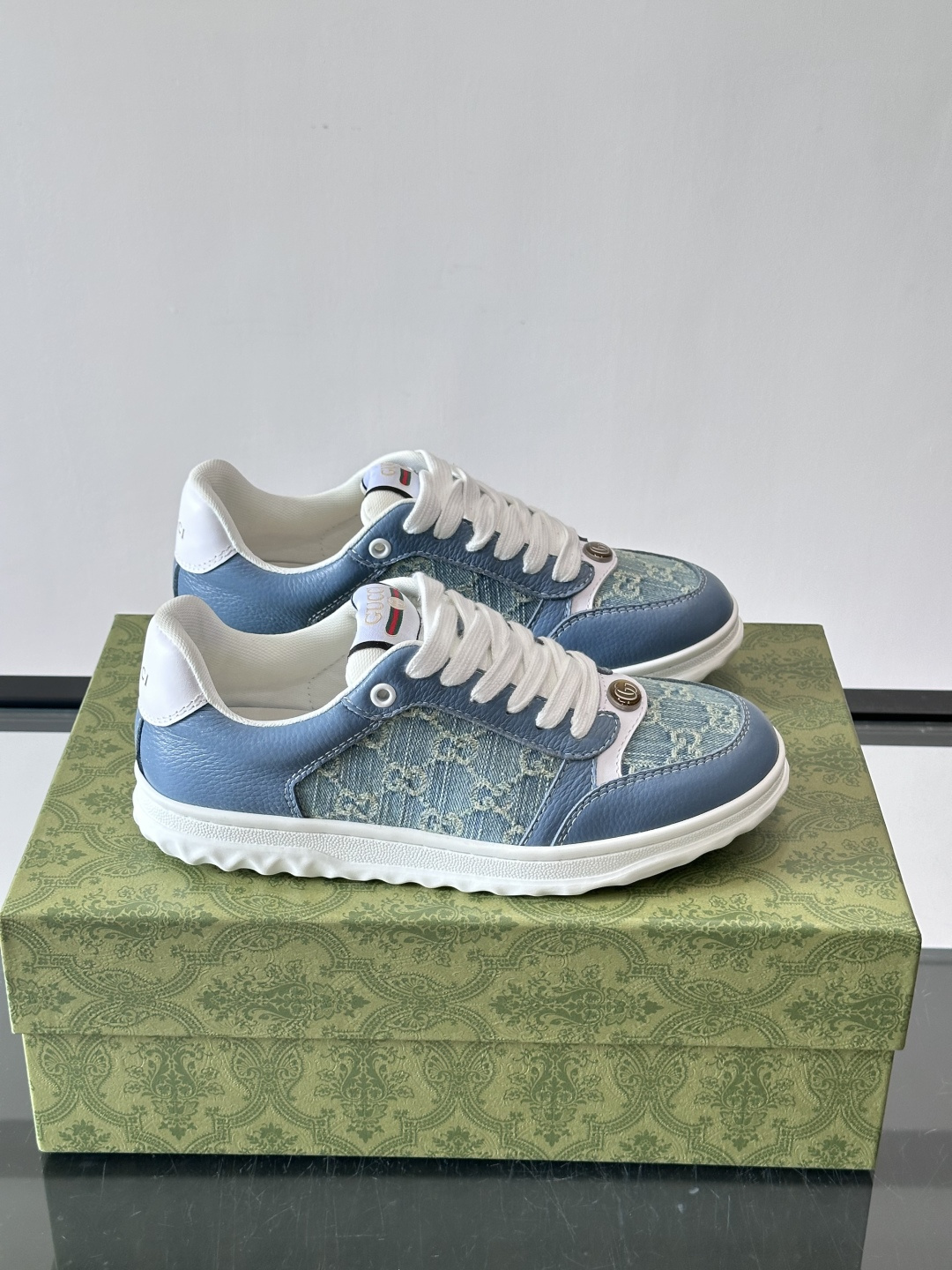 Gucci RE-WEB 运动鞋​​，白色为主色调，鞋面是 Gucci 老花帆布拼接皮革，鞋舌有红蓝织带