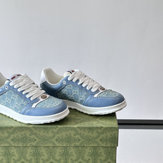 Gucci RE-WEB 运动鞋,白色为主色调,鞋面是 Gucci 老花帆布拼接皮革,鞋舌有红蓝织带 Gucci RE-WEB 运动鞋,白色为主色调,鞋面是 Gucci 老花帆布拼接皮革,鞋舌有红蓝织带